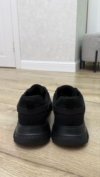 Черные кроссовки ZARA