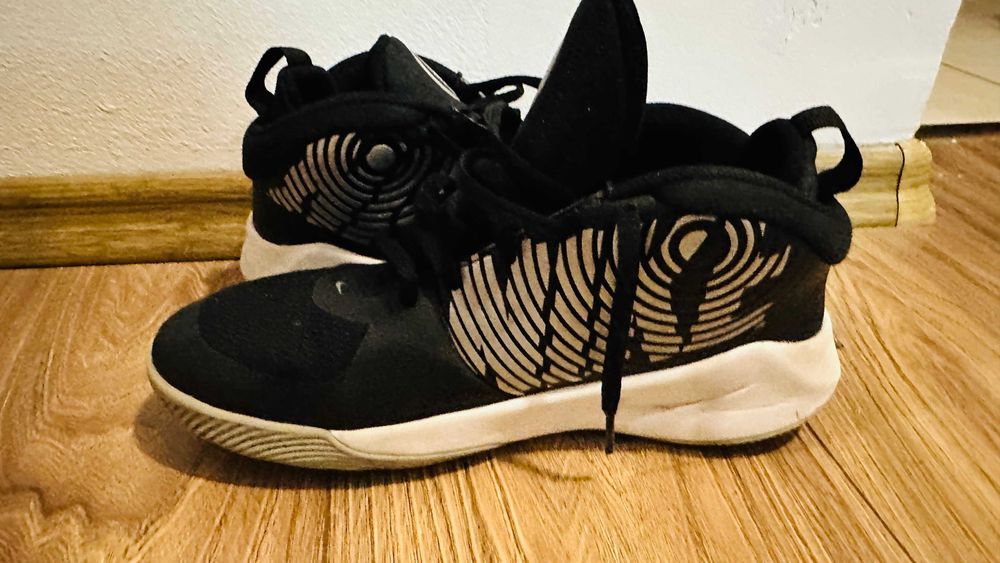 Nike Team Hustle, Baschet Copii, închidere arici, Argintiu Metalic, 39