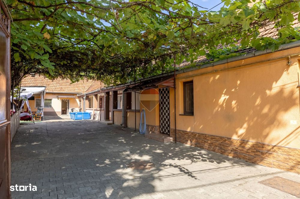 Casă de închiriat cu 4 camere în Pârneava – mobilată și utilată