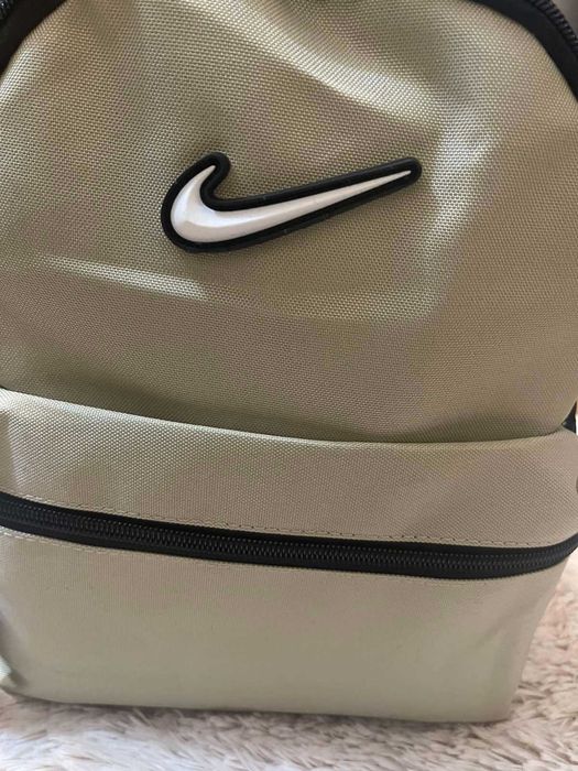 Нова раница Nike