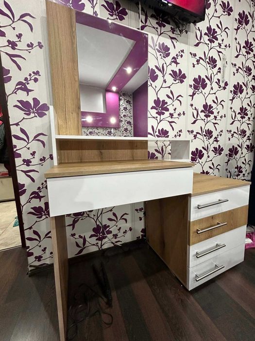 Тоалетка с огледало