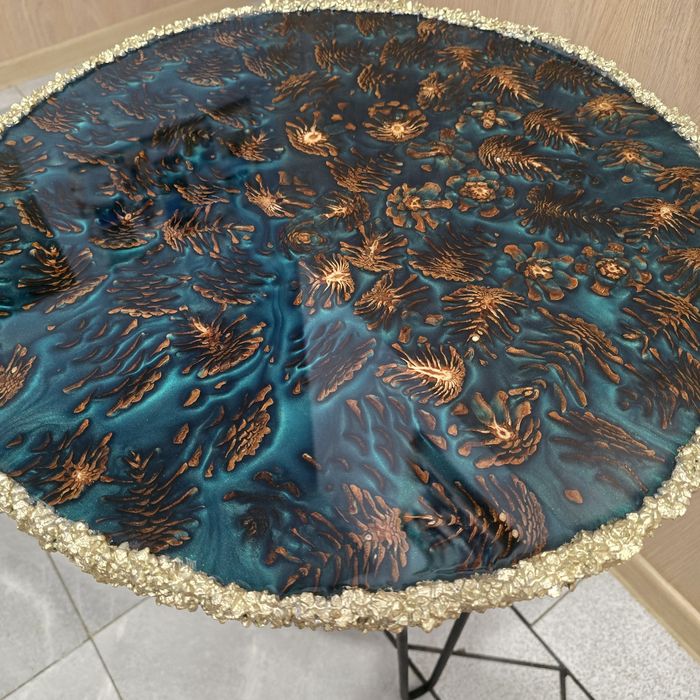 Маса от епоксидна смола и шишарки