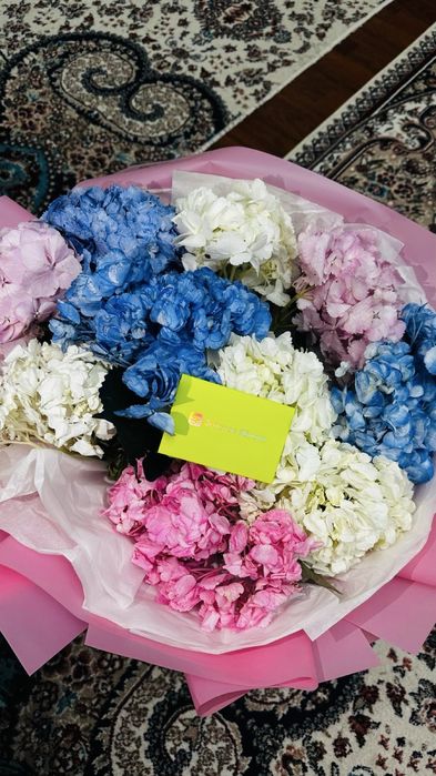 гортензии и альстромерия