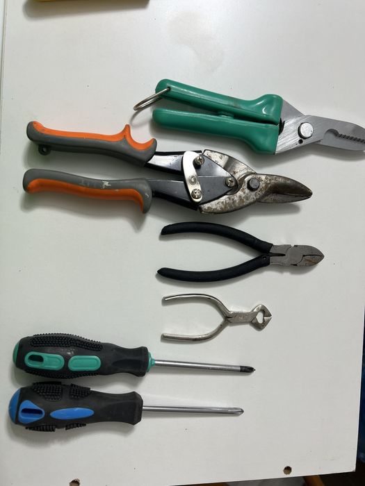 Инструменты строительные .Куплены за границей .Цена за вес товар.