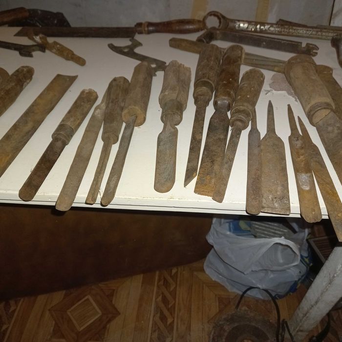 Стари инструменти гледа чукове брадвички пили и други неща