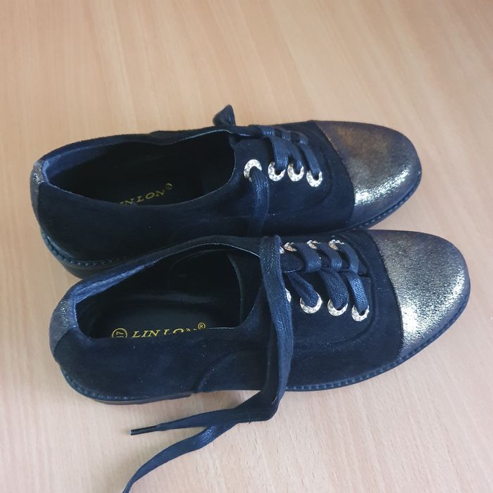 Papuci damă o data purtați nr 37 negru cu auriu parta din fată .