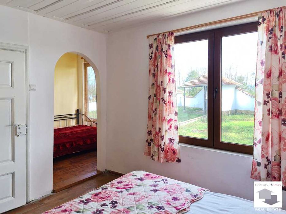 116218 Двуетажна къща с равен двор и стопански постройки в с. Ресен