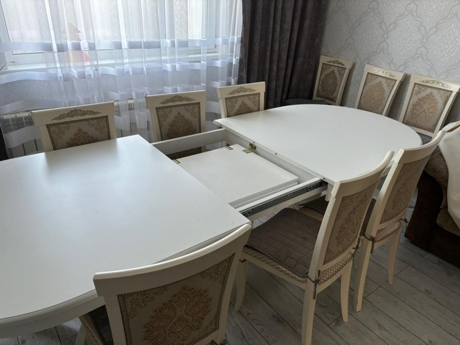 Стол и стулья для гостинной
