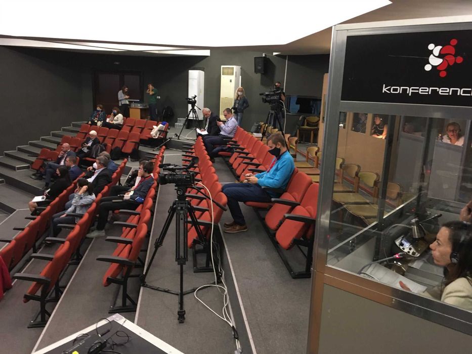 Кабина за превод. Система за симултанен превод. Озвучаване под наем.