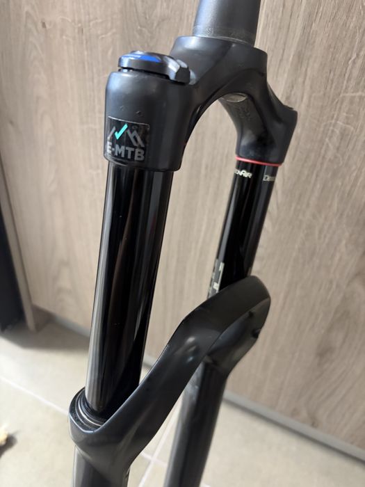 Furca Enduro RockShox Yari 160mm pt roti de 29 similar cu Lyrik cu cartus RC