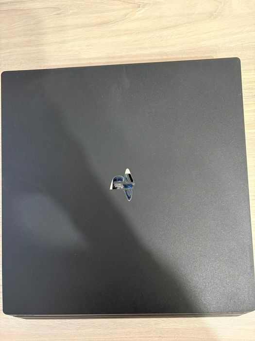 Vând PS 4 Pro  plus 2 controllere