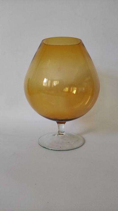 Голяма чаша от ръчно издухано цветно стъкло