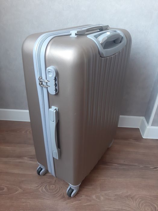 Чемодан среднего размера "М".