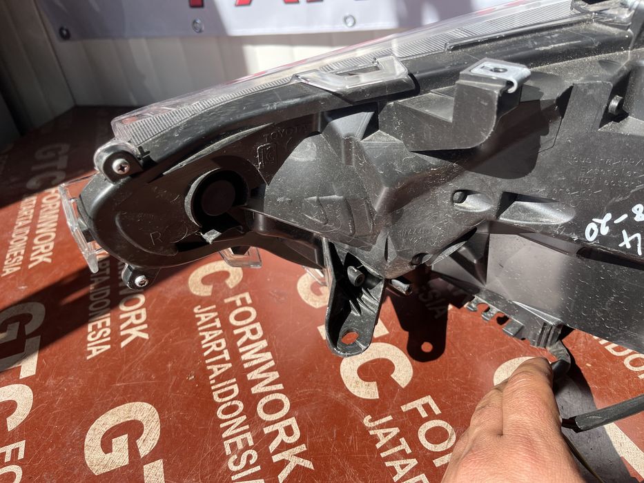 Фар Toyota Rav 4 2018