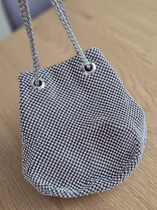 2 чанти Guess - сребриста и тъмно сива с дълга дръжка