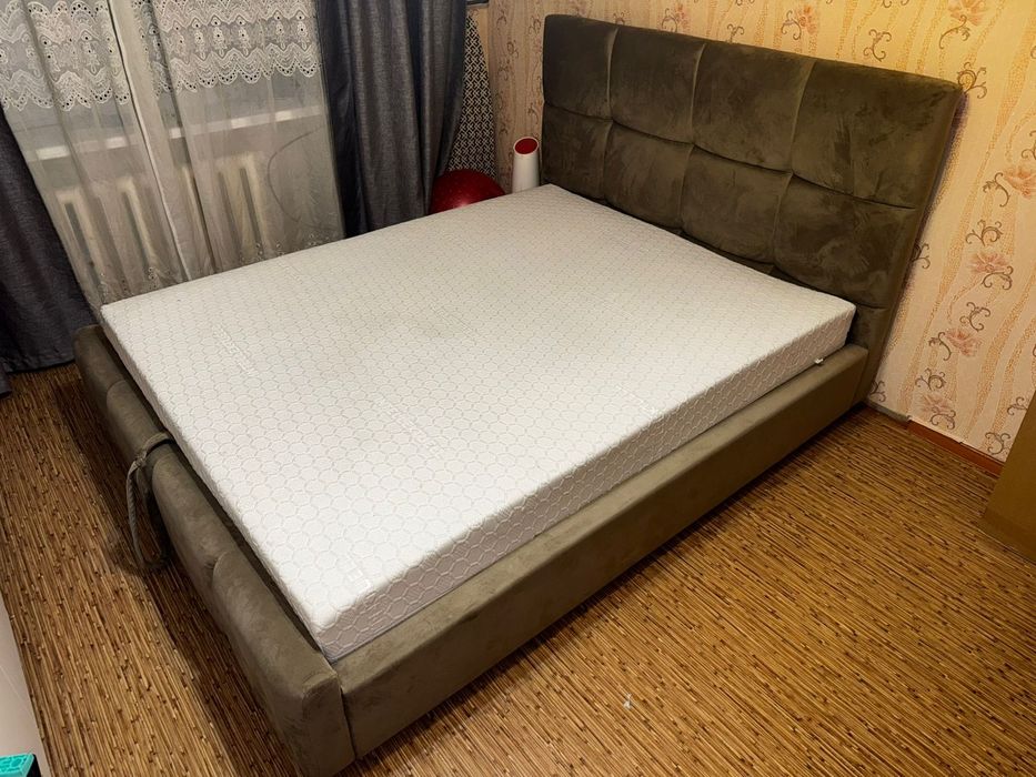Кровать с ортопедическим матрасом