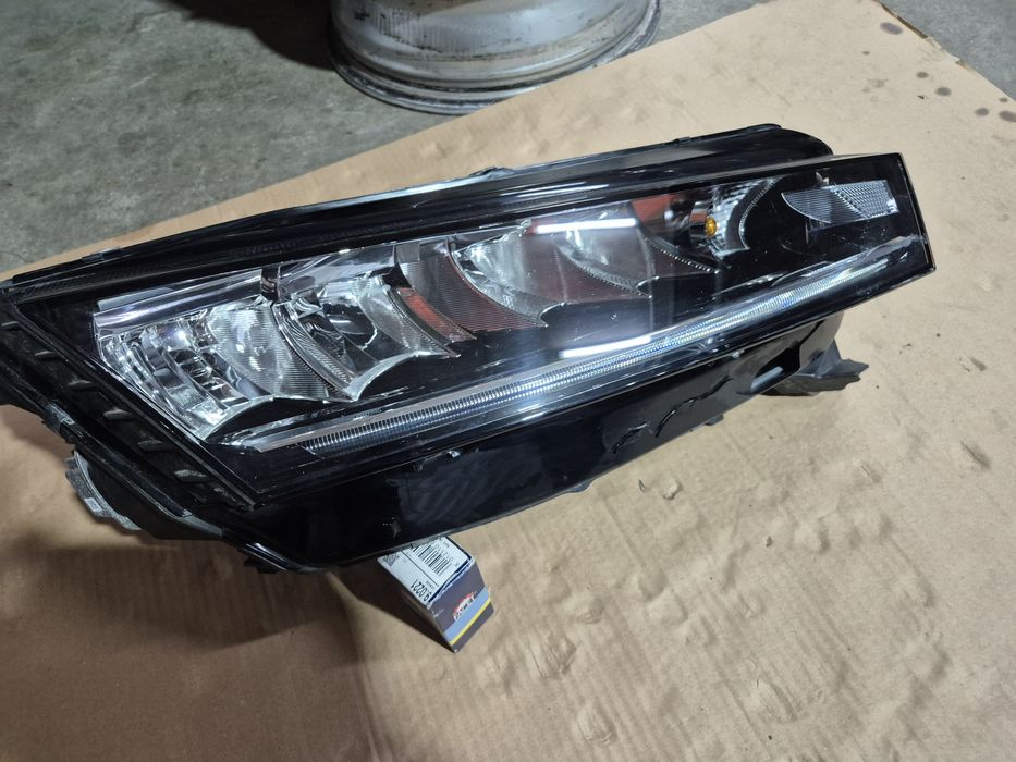 Десен фар SKODA Octavia IV full led 5E4 941 016 Шкода Октавия