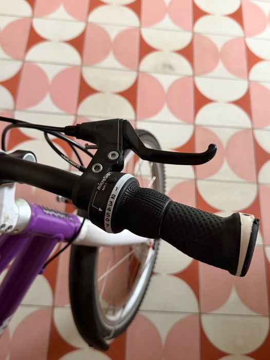 Woom 4 – bicicletă copii 6–8 ani, 20”, foarte ușoară, cu accesorii