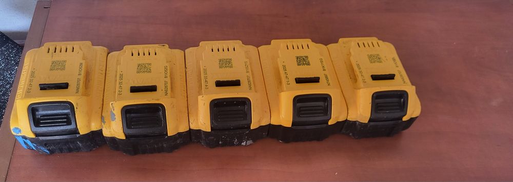 Vând 5 baterii Dewalt 5Ah 18V