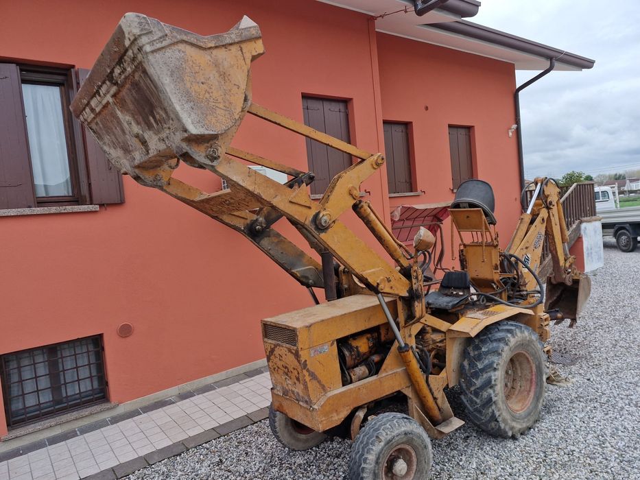 Mini buldoexcavator Fai