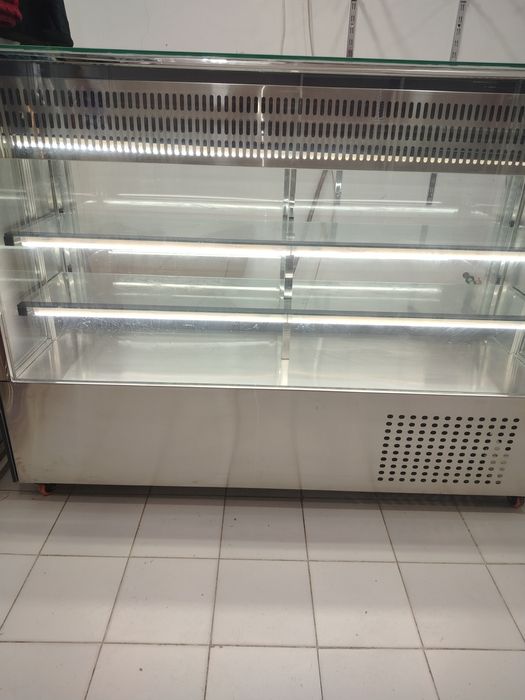 Vitrina Xolodelnik sotiladi