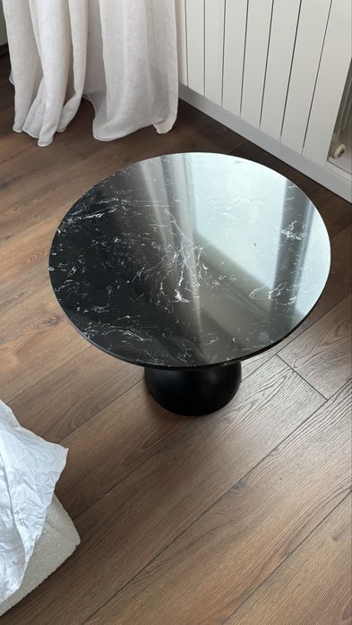 Дизайнерска помощна маса с кръгъл плот – нова, модерен стил