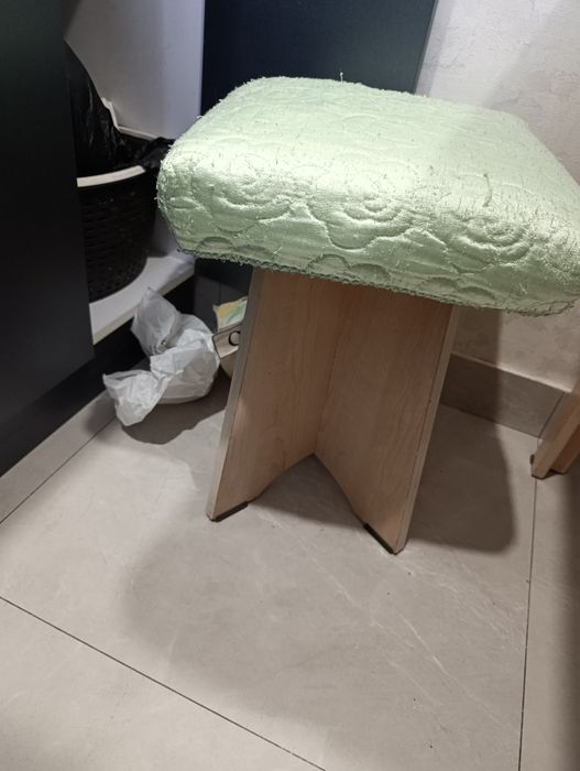 Продается кухонным стол с табуретками