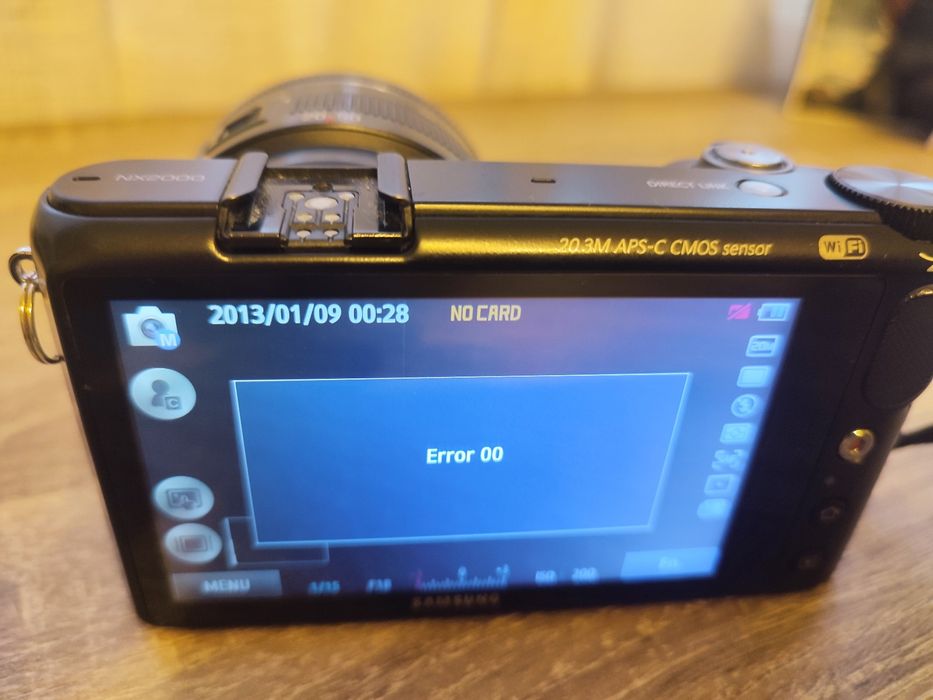 Samsung NX2000 cu obiectiv defect