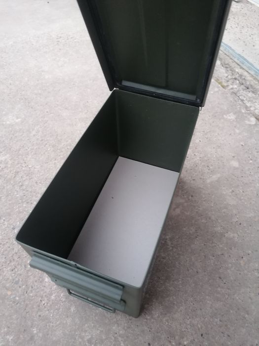 Cutie metalica cu capac etans, ideala depozitare diverse: scule, bani