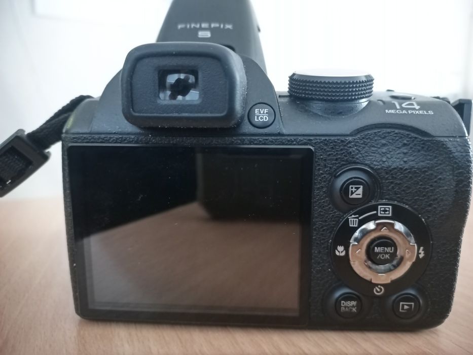Fujifilm FinePix S3300.