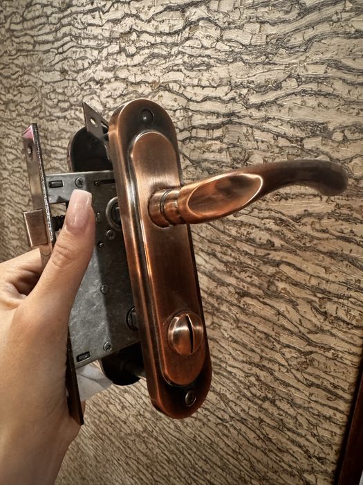Дверная ручка бронзовая