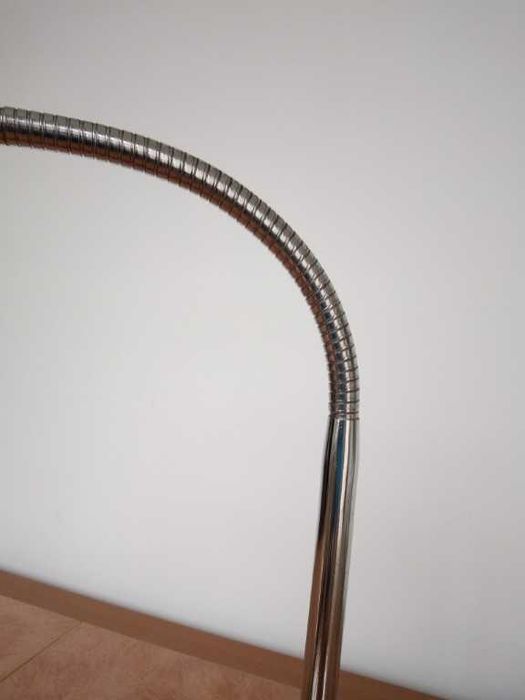 Lampă de birou roșie cu LED, braț flexibil (design modern italian)