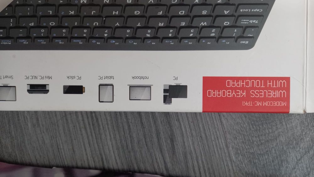 Безжична клавиатура с вградена мишка