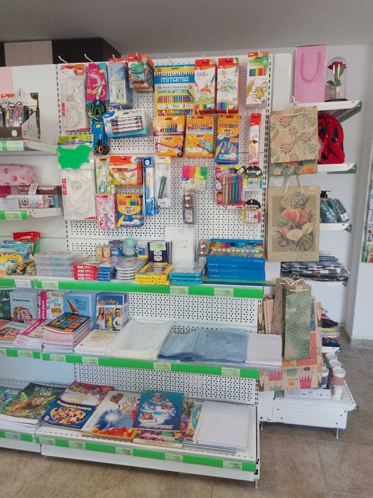 Двустранен островен стелаж метален с овални рафтове за магазини НОВ