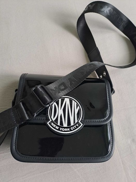 Малка лачена чанта DNKY