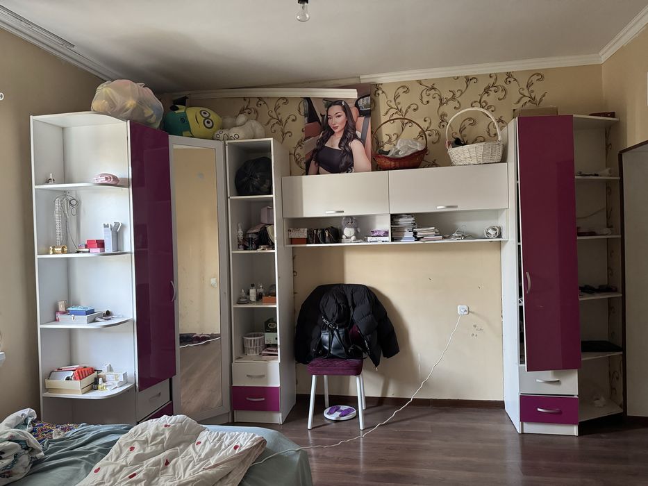 Қыздардың бөлмесіне кравать и шкафы