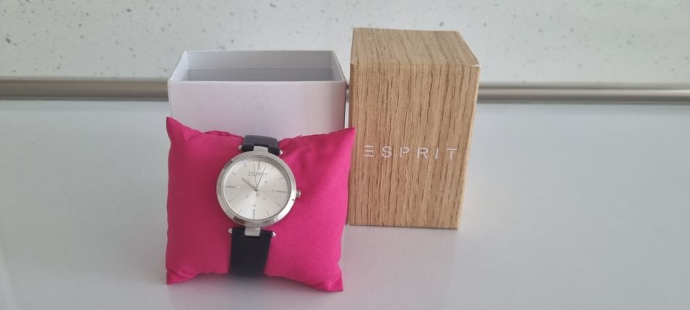 Esprit Овален часовник с кожена каишка