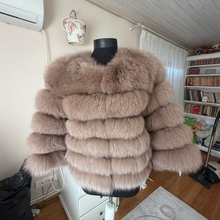 Haină de blană culoare beige și veste de blană