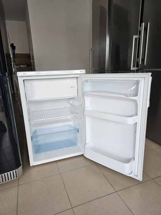 Малък хладилник с камера AEG