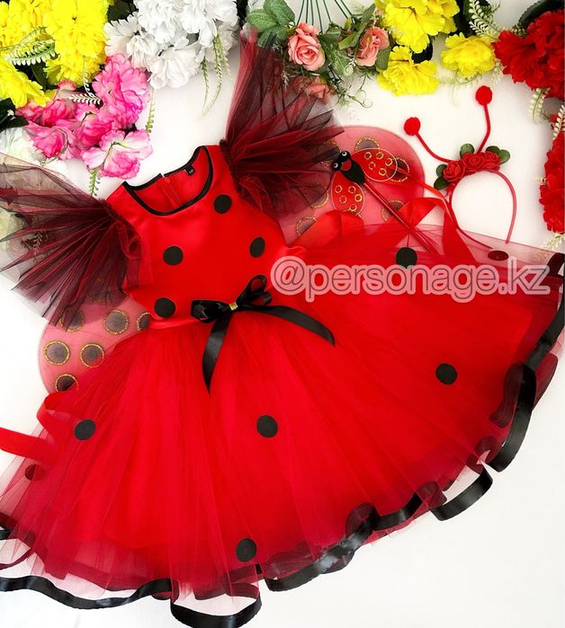 Зеленое нарядное платье