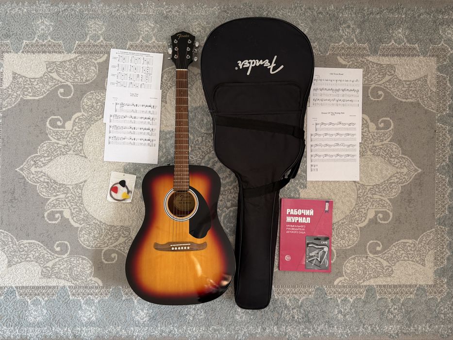 Акустическая Гитара Fender с набором аксессуаров.