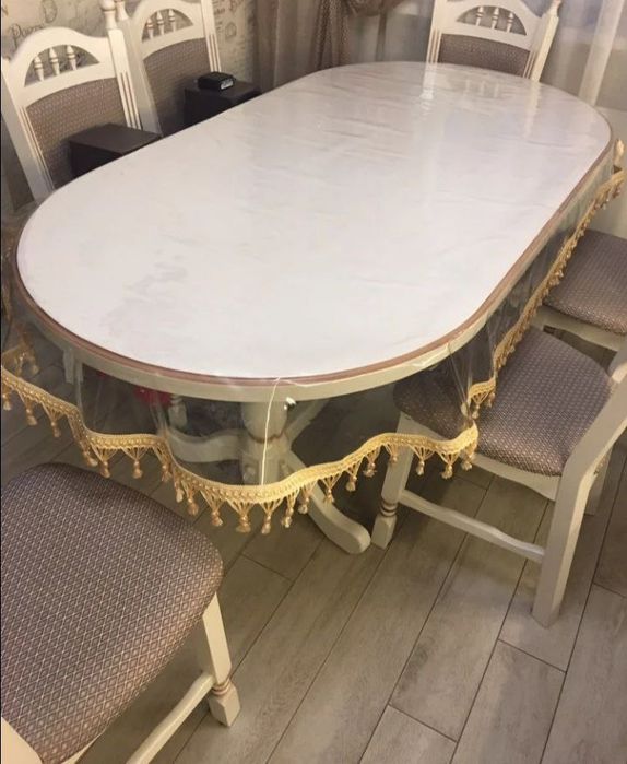 Скатерть с кружевами и бахромой.