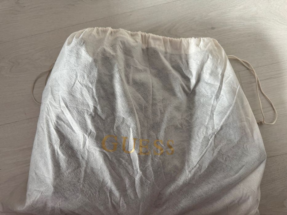 Голяма дамска раница GUESS