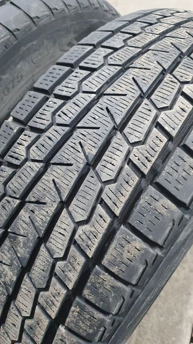 Продам две шины r 18