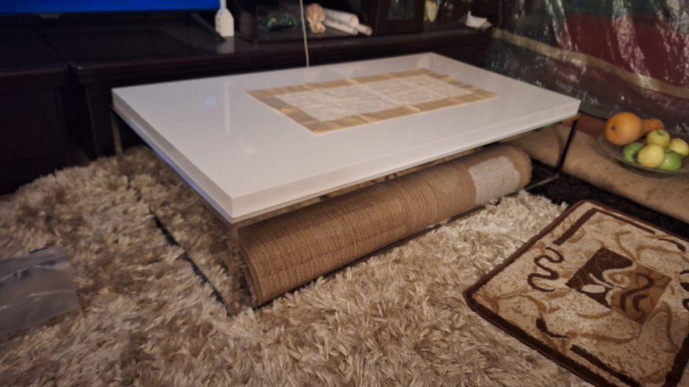 Măsuța cafea albă lucioasă