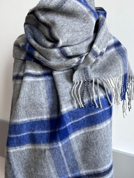 Разкошен мек вълнен шал в синьо и сиво