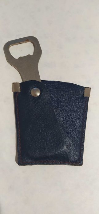 Стари ключодържатели с кожен  калъф и отварачка  и пластмасови с отвар