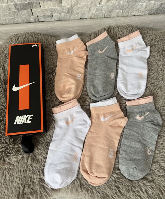 Ароматизирани къси чарапи в кутия.