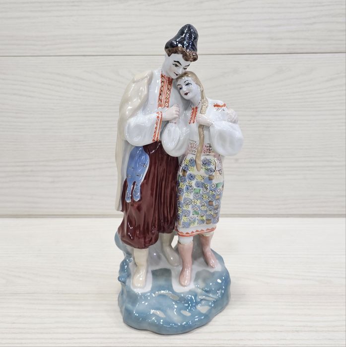 Фарфоровая статуэтка