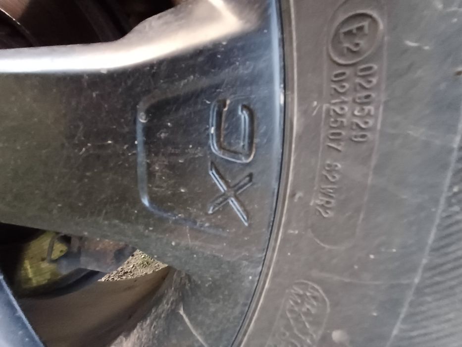 Vând jenti cu cauciucuri  originale volvo xc90 R design